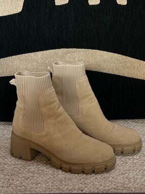 W9 Steve Madden Women's Suede Chunky Chelsea Boot - Beige
